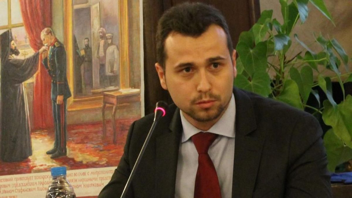 Политолог заплете голяма интрига между Радев, Борисов и Слави