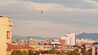 Лудост! Мъж кацна на кран на строеж, за да снима София от високо ВИДЕО