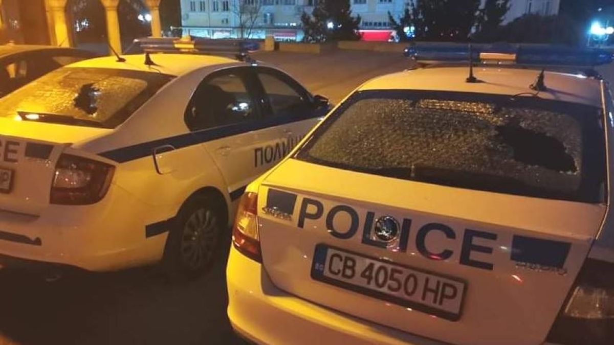 Вандалщина: 41-г натроши стъклата на 4 патрулки в Шумен, полудя след глоба 