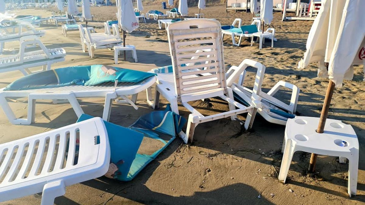 Воден ад! Морето се разсърди и погълна част от плаж в Крайморие СНИМКИ