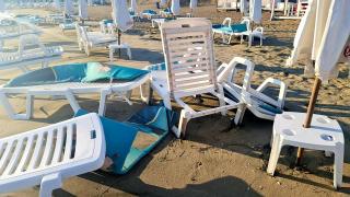 Воден ад! Морето се разсърди и погълна част от плаж в Крайморие СНИМКИ