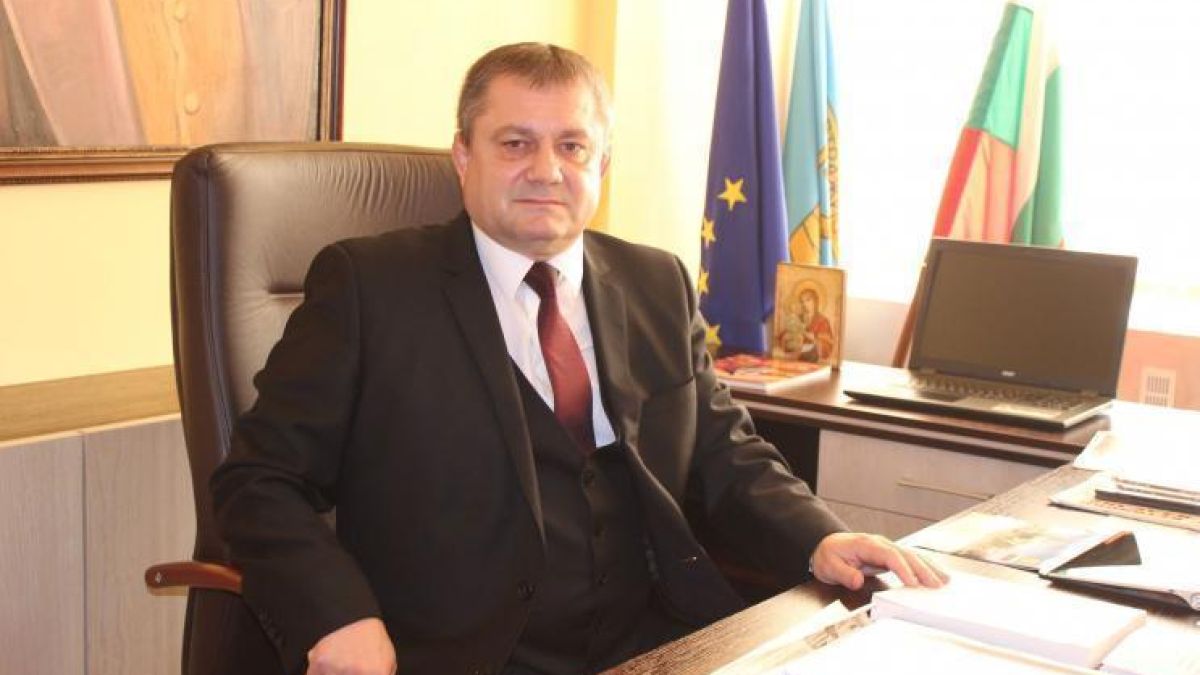 Кметът на наша община влезе в НС и сега четирима се борят за поста му 