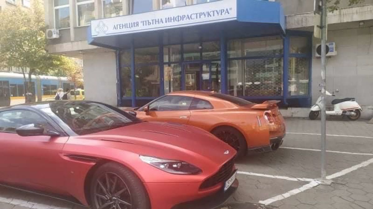 Лъскави коли за стотици хиляди красят служебния паркинг на АПИ  