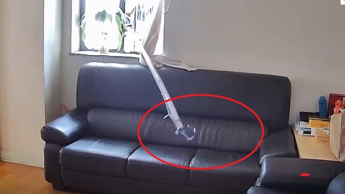 Всички гледат и не вярват как този мъж открадна дамска чанта ВИДЕО