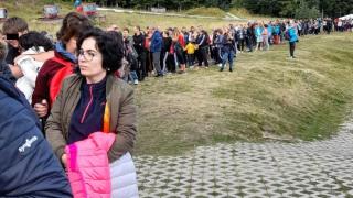 СНИМКА на тълпа край Рилските езера взриви мрежата