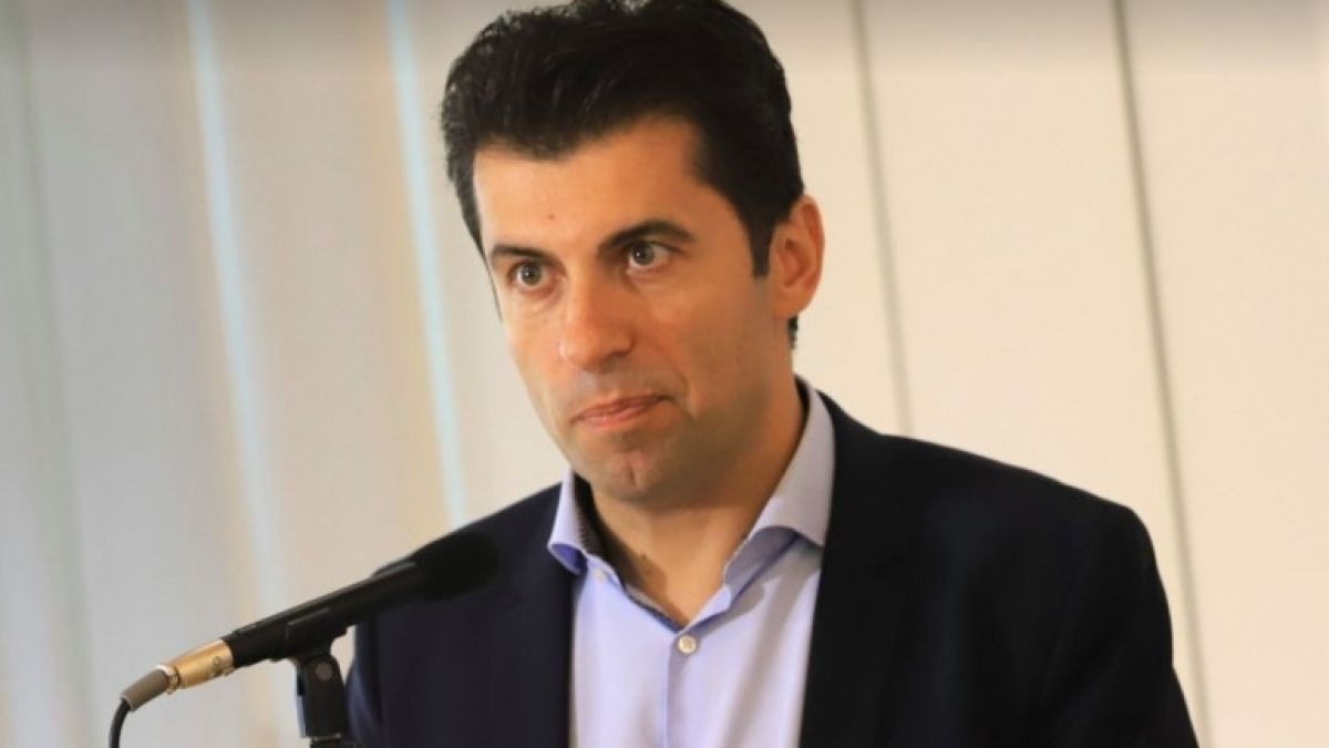 Анализатор съзря ръката на Радев зад лимузината на Бобоков, паркирана пред министерството на Петков СНИМКА