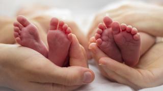 20 години по-късно: Разкриха размяна на бебета, завихри се скандал