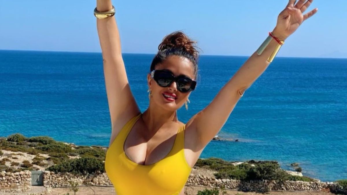 Салма Хайек разголи пищен бюст за ЧРД 55 СНИМКИ 18+