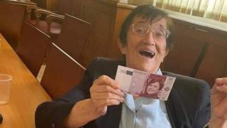 Изумителна СНИМКА на Мика Зайкова с банкнота от 500К с лика на Дончева взриви страната!