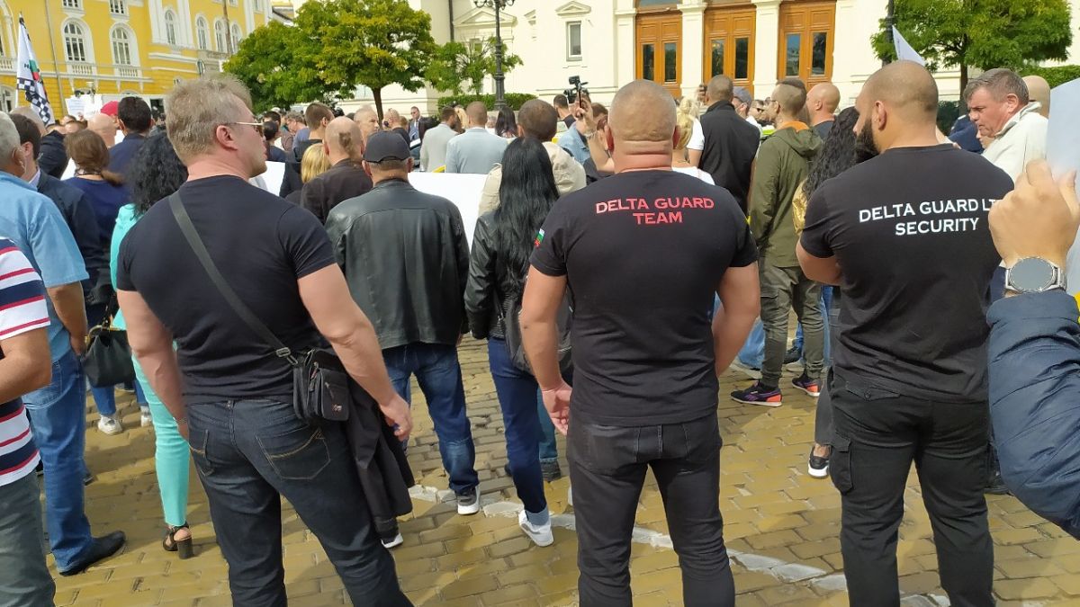 Ето кой бос на култова дискотека и всеобщ любимец цъфна на протеста на ресторантьорите СНИМКА 
