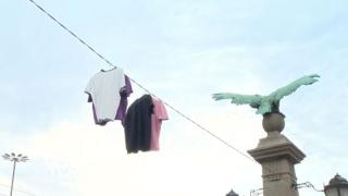 Превърнаха Орлов мост в простор за дрехи