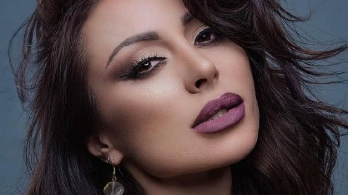 Шефката на силиконките се съблече в Гърция СНИМКА 18+