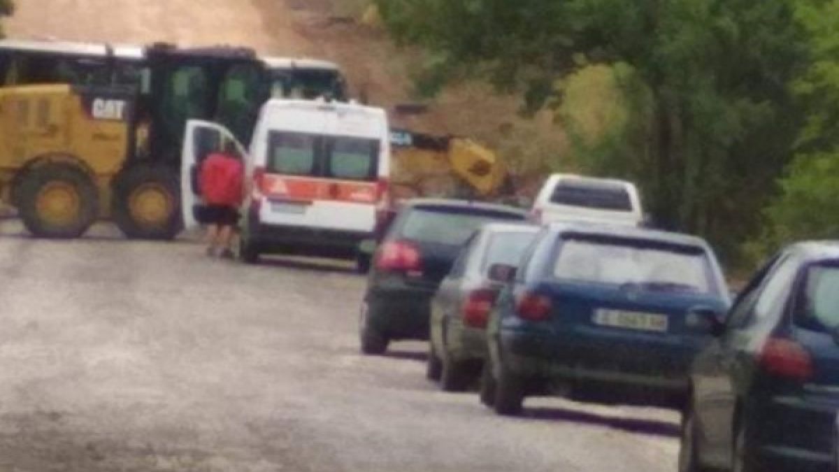 Истински ад на пътя! Вижте какво се случи с тази родна линейка! СНИМКИ