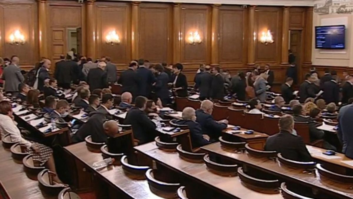 Хаос в НС: ИТН, ИБГНИ и ДБ напуснаха залата при дебатите за парите на НЗОК ВИДЕО
