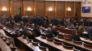Хаос в НС: ИТН, ИБГНИ и ДБ напуснаха залата при дебатите за парите на НЗОК ВИДЕО