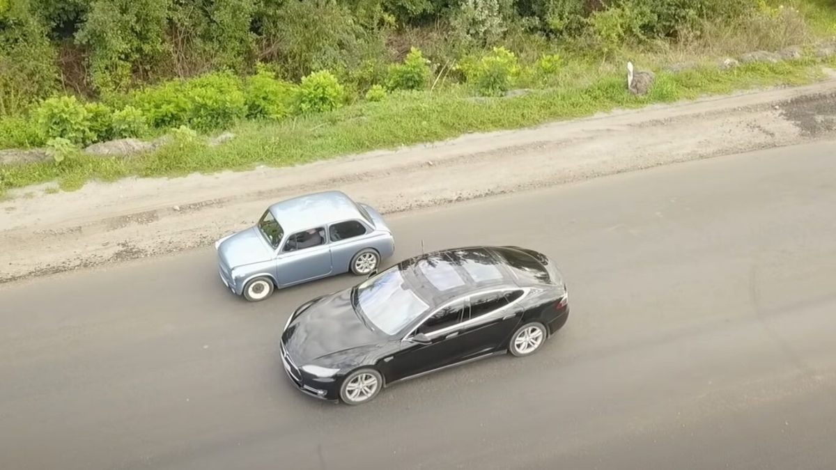 Уникална битка: Запорожец с електродвигател победи Tesla ВИДЕО