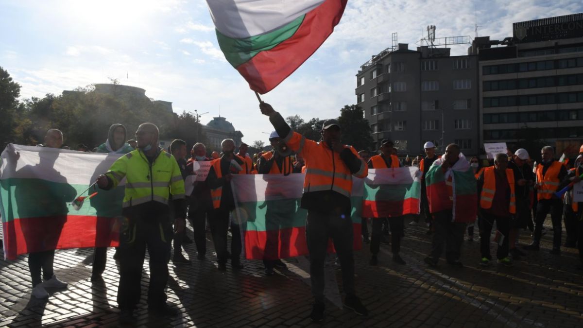 Недоволството ескалира: Голям протест срещу служебния кабинет блокира центъра на София СНИМКИ