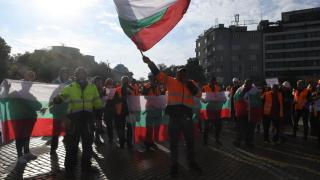 Недоволството ескалира: Голям протест срещу служебния кабинет блокира центъра на София СНИМКИ