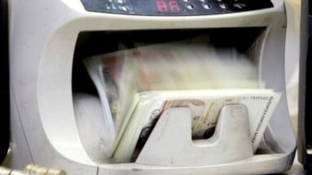 Банкоматът става скъпо удоволствие - теглиш повече, плащаш повече