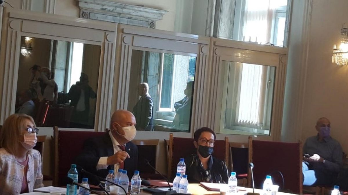 След скандали правната комисия отне Бюрото по защита от Гешев