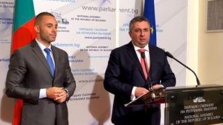 Депутати от ГЕРБ скочиха на Комитова: Сложиха кръст на ...