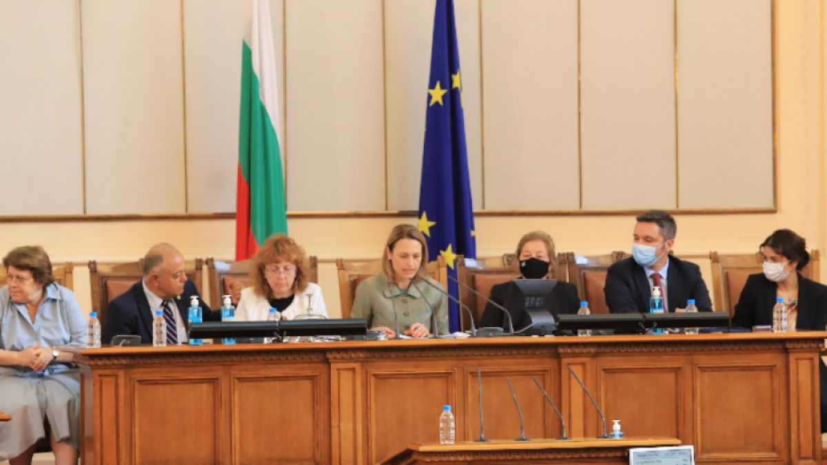 Депутатите продължават да заседават по по предложенията за актуализацията на бюджета