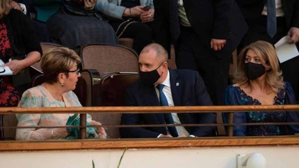 Ето какви ги вършеха Радев и съпругата му по време на среднощните драми в НС! СНИМКИ
