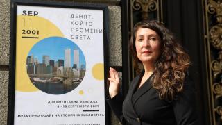 Посланикът на САЩ посети изложбата за 11 септември в Столична библиотека СНИМКИ 