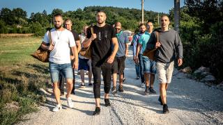"Фермата" 7 започна стресиращо! Защо пускат само мъже вътре? СНИМКА
