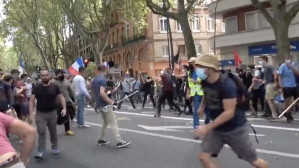 Народът изтрещя: Антиваксъри се бият жестоко с фенове на мерките ВИДЕО 