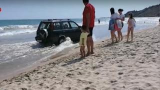 Див екшън с пиян училищен директор на плажа в Кранево