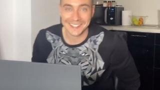 Тя го попита иска ли да подмокри гащичките ѝ, той се съгласи, но не очакваше това ВИДЕО
