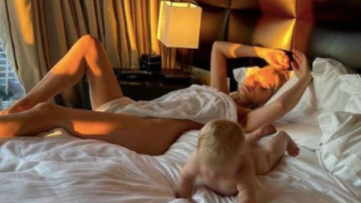 Заради голи СНИМКИ 18+ разпънаха на кръст бивш ангел на Victoria's Secret 