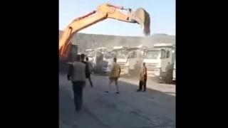 Багерист се ядоса от ниската заплата и си отмъсти брутално ВИДЕО
