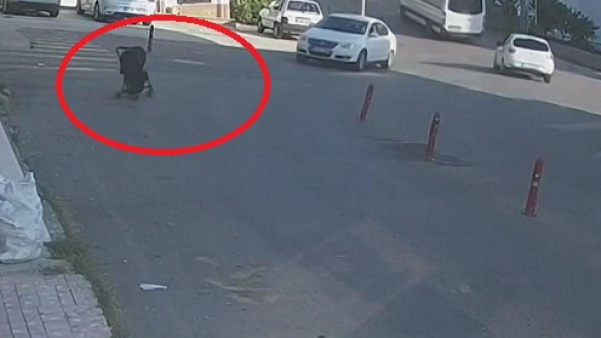 Станалото с количка с бебе изправи косите на всички ВИДЕО