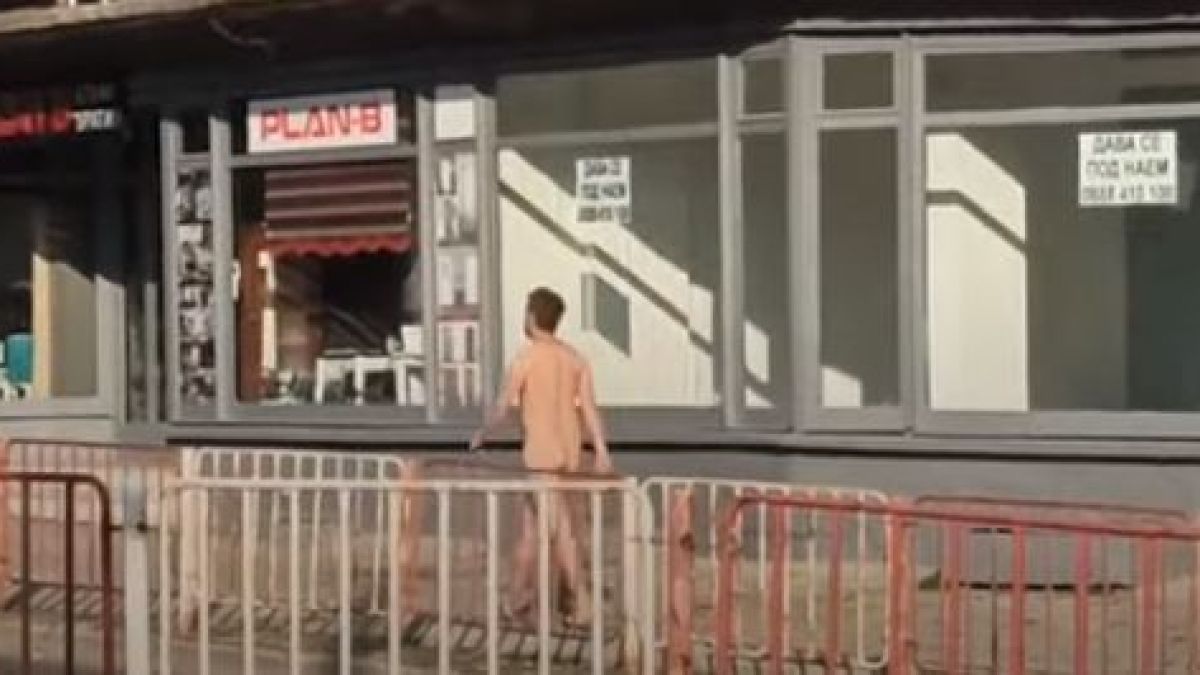 Потрес! Чисто гол мъж излезе на разходка в Шумен ВИДЕО 18+