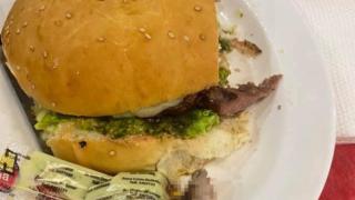 Жена откри човешки пръст във великолепния си бургер СНИМКИ 18+