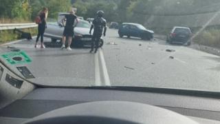 Страшно верижно меле блокира пътя към Перник СНИМКИ 
