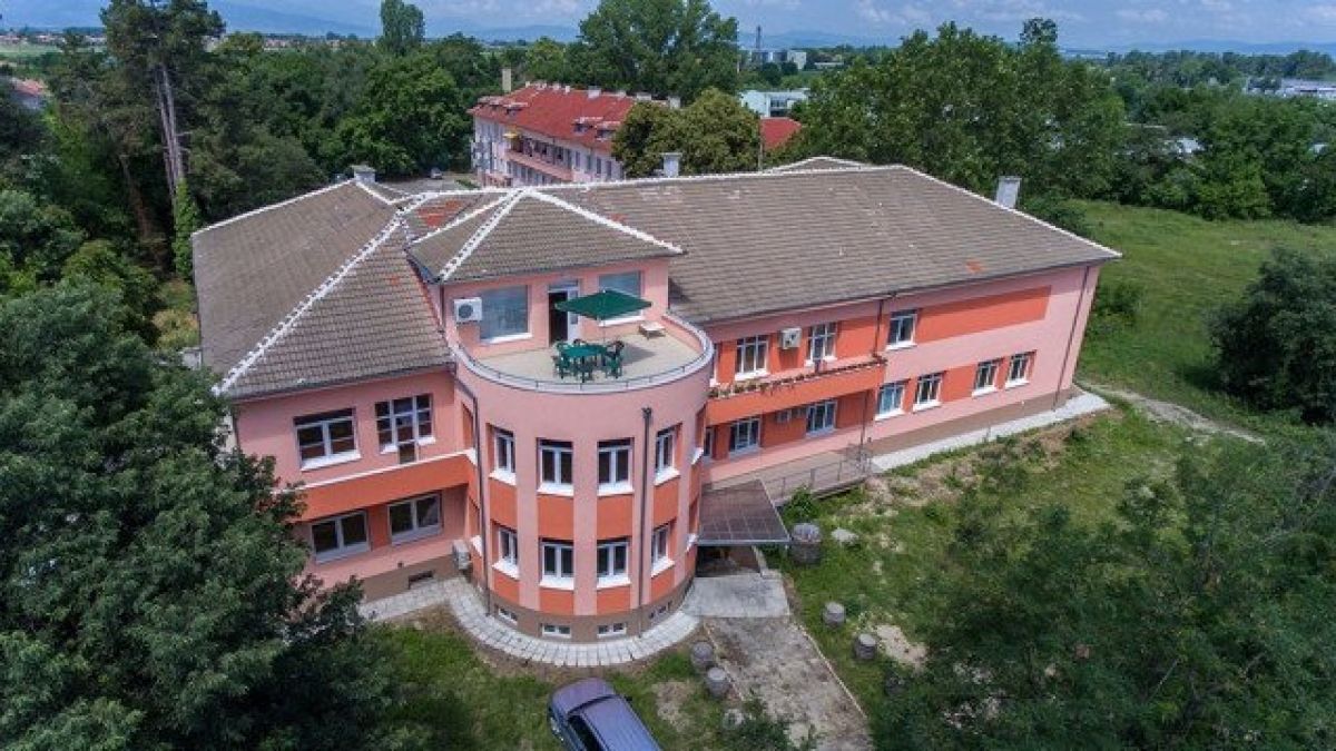Полицаи влязоха във физкултурния салон на пазарджишко школо и онемяха 