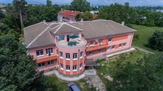 Полицаи влязоха във физкултурния салон на пазарджишко школо и онемяха 