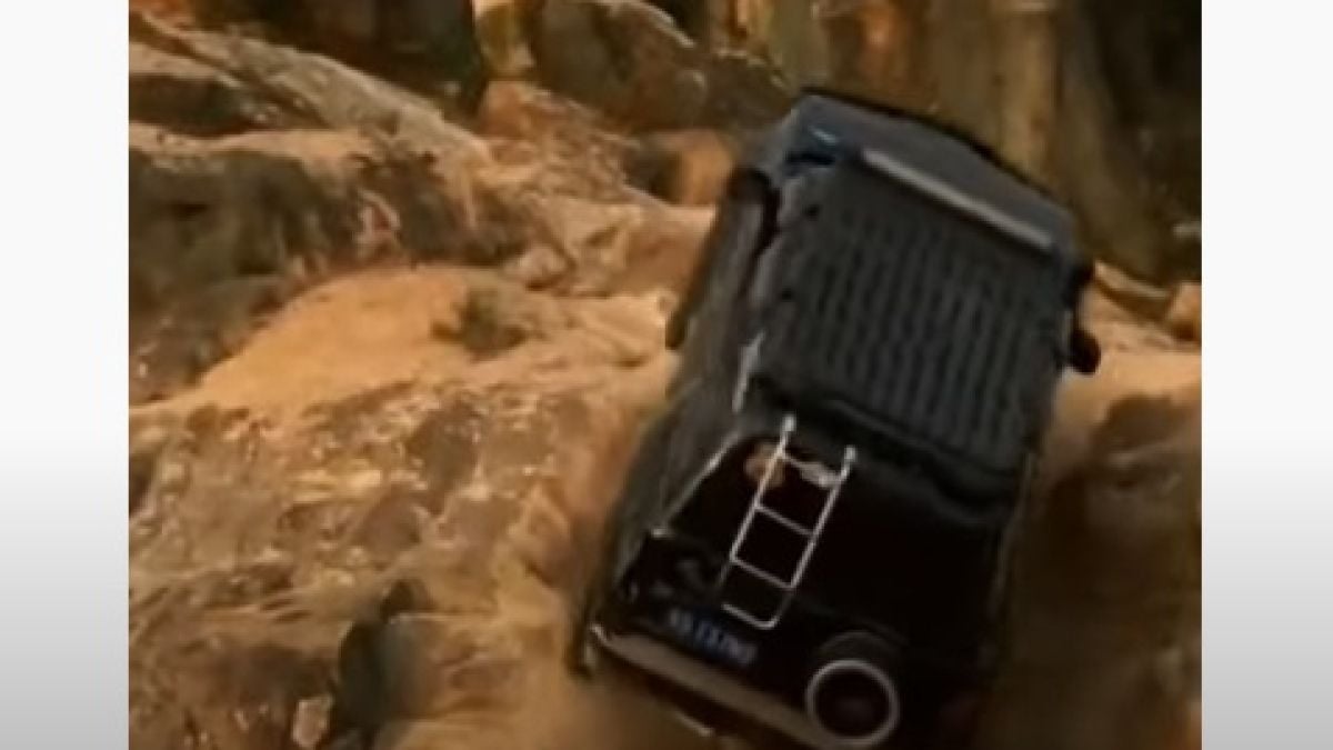 Зрелищни ВИДЕА: Промъкващ се сред скалите Land Cruiser възхити мрежата