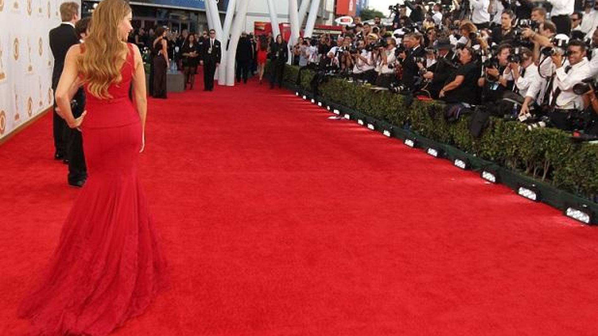 Пошли и чудати рокли взривиха червения килим СНИМКИ