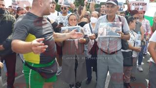 Сблъсъци с полицията на протеста в Айтос! Почернените родители на Нури плачат и... ВИДЕО 