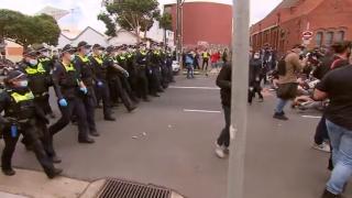 Ранени полицаи и над 200 арестувани на антиковид протест ВИДЕО