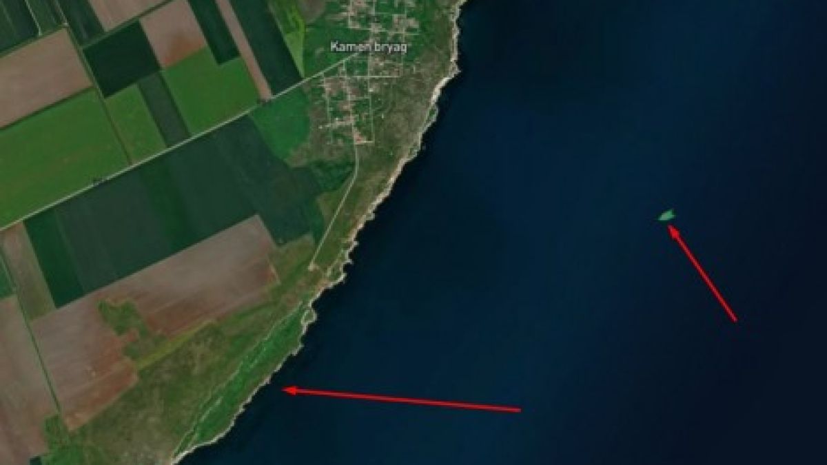 Кораб заседна край скалите на Камен бряг ВИДЕО