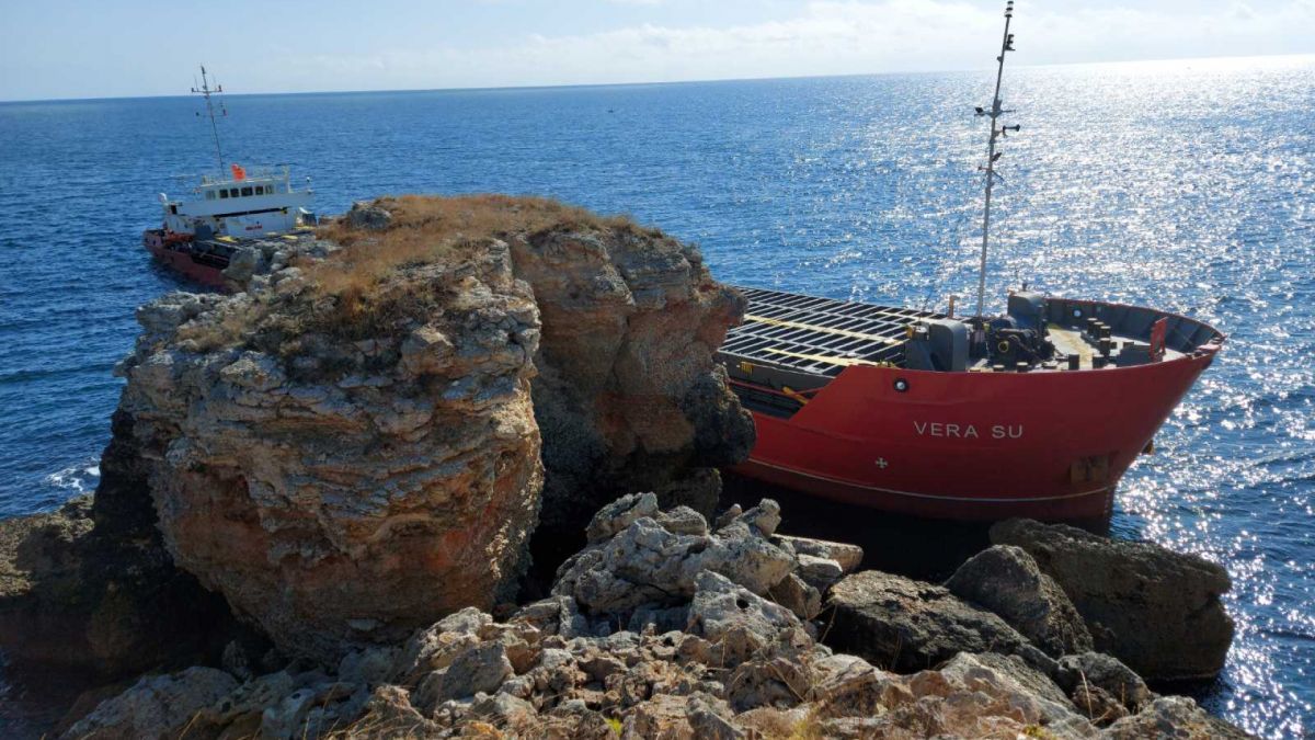 Първи версии за заседналия кораб: Моряците са били пияни или дрогирани? ВИДЕО
