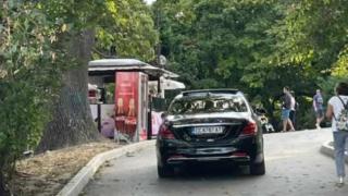Нагло! Силистренски Мерцедес слаломира между майки с колички СНИМКА