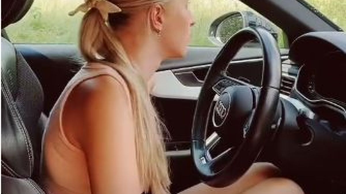 Тя седна зад волана, а неговата реакция изби рибата ВИДЕО