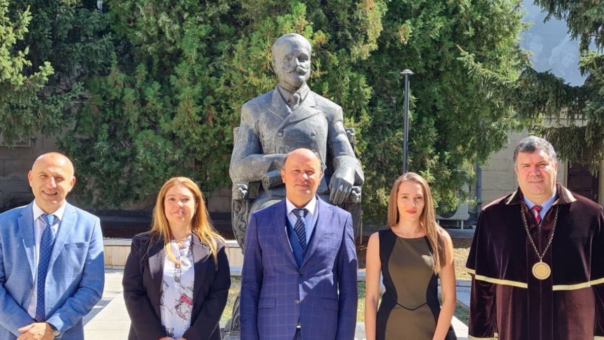 Златни значки за пълно отличие и стипендии от „Бул Инс“ зарадваха студенти от факултет „Финанси“ в СА „Д. А. Ценов“ пред погледа на олимпийската шампионка Ивет Горанова