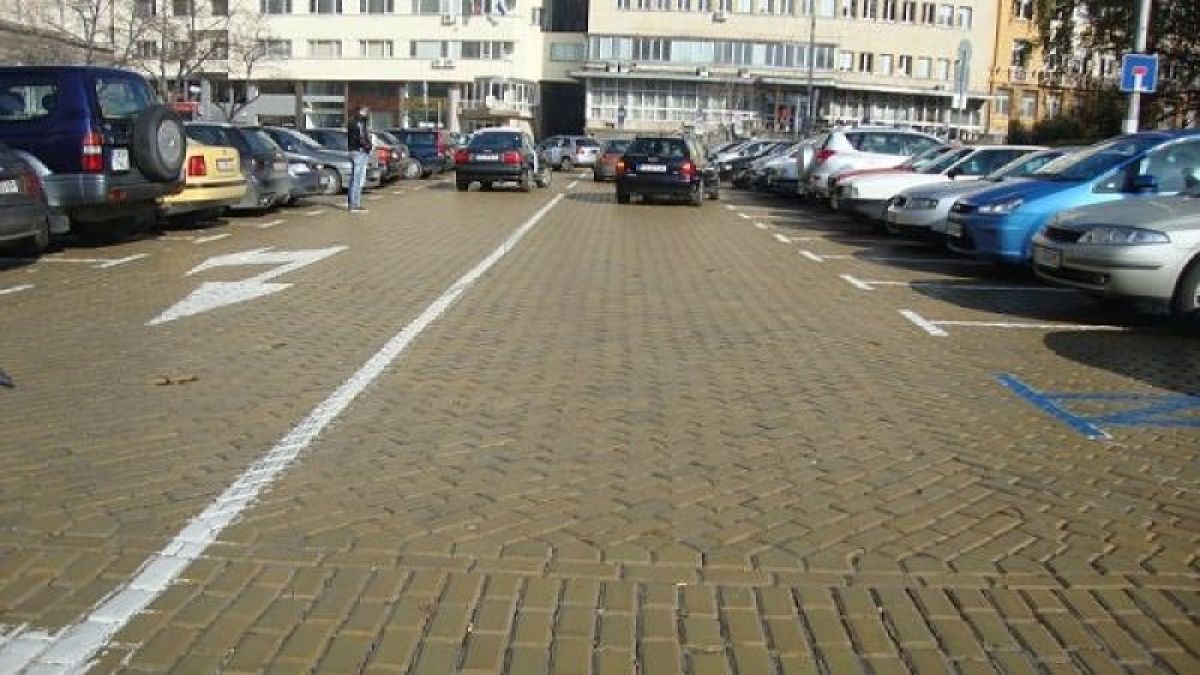 Общинар от ГЕРБ с разкрития как депутати на тъмно си върнали безплатния паркинг, Ива Митева мълчи